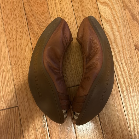 In like new condition Burberry flats! Size 8 Worn only twice. - Picture 9 of 9